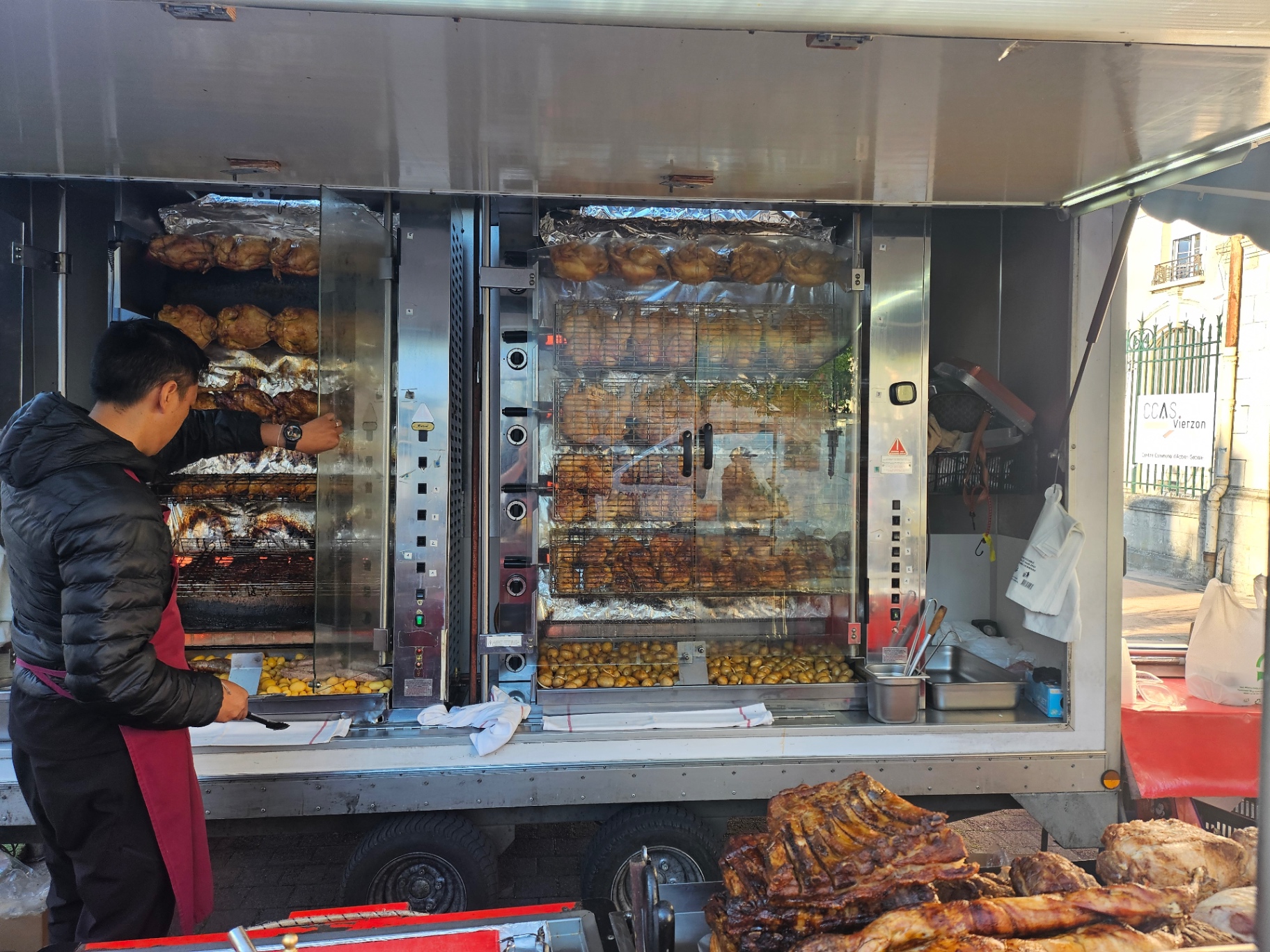 La rôtisserie installée sur le marché de Vierzon